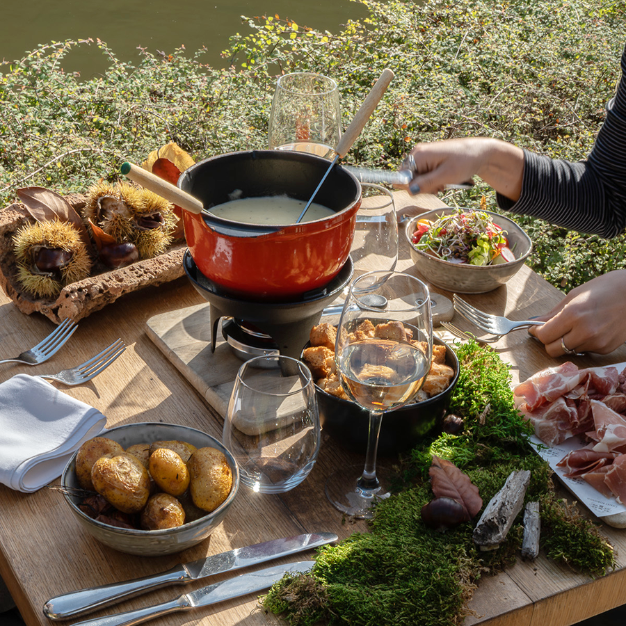Chalet Robinson Automne-hiver 25_Chalet Robinson Fondue table extérieure soleil