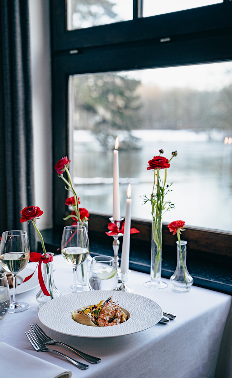 Saint-Valentin Chalet Robinson Bruxelles Table romantique avec vue sur lac