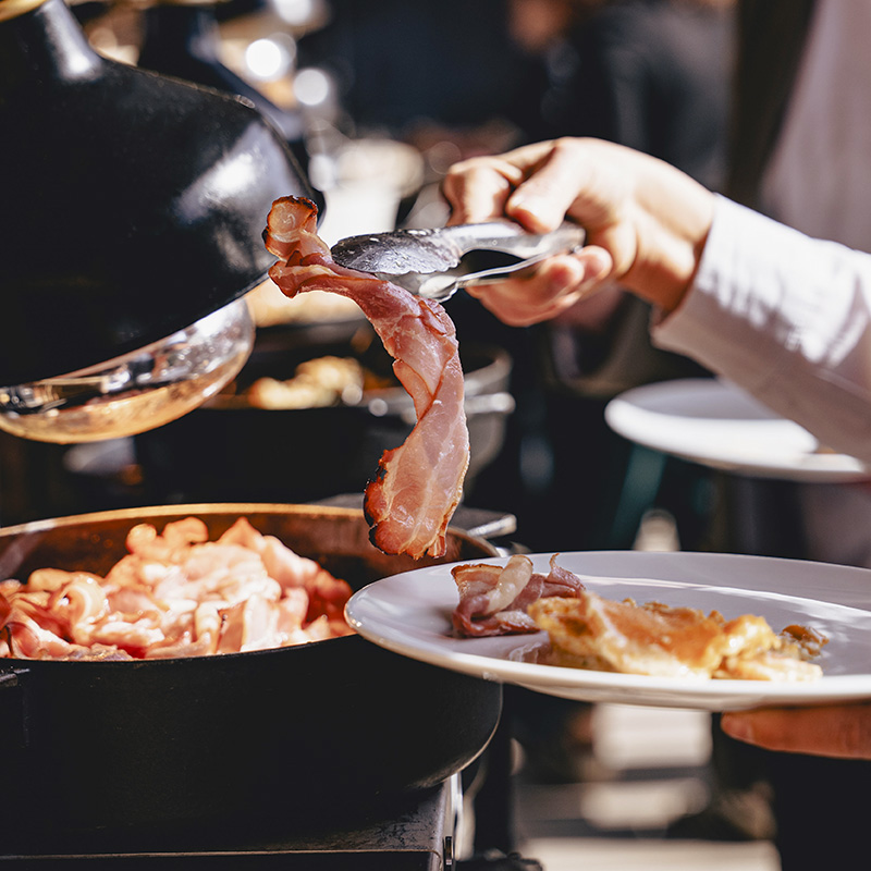 Chalet Robinson Brunch Warm Atmosphere bacon buffet