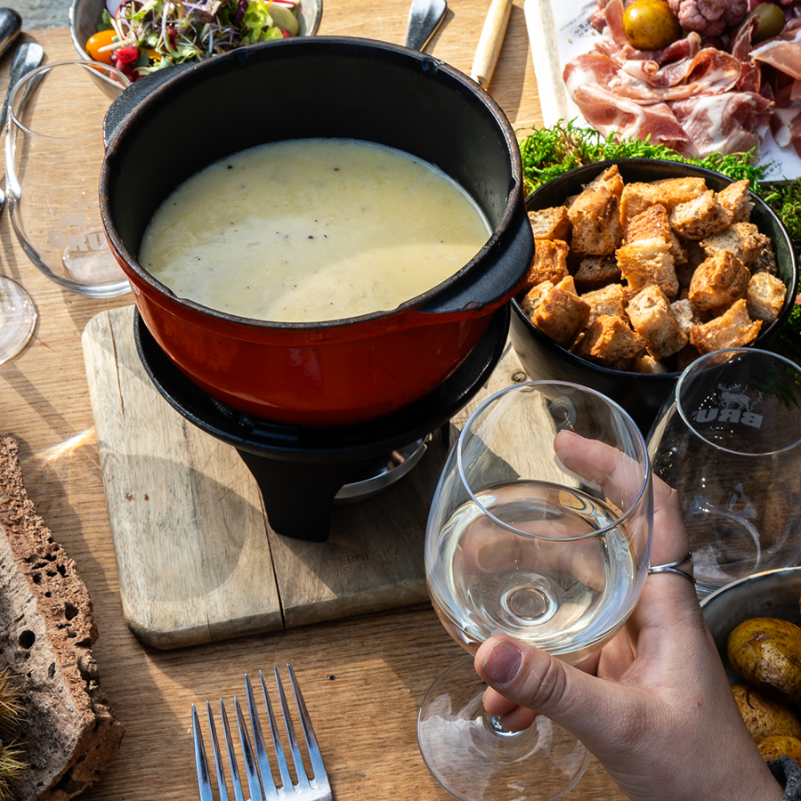 Chalet Robinson Automne-hiver 25_Chalet Robinson Fondue table extérieure vin blanc soleil