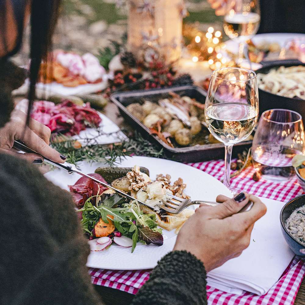 Chalet Robinson Raclette winter table share warm lights