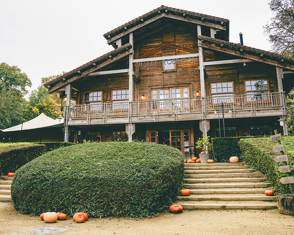 Chalet Robinson automne hiver pumpkins halloween front building view